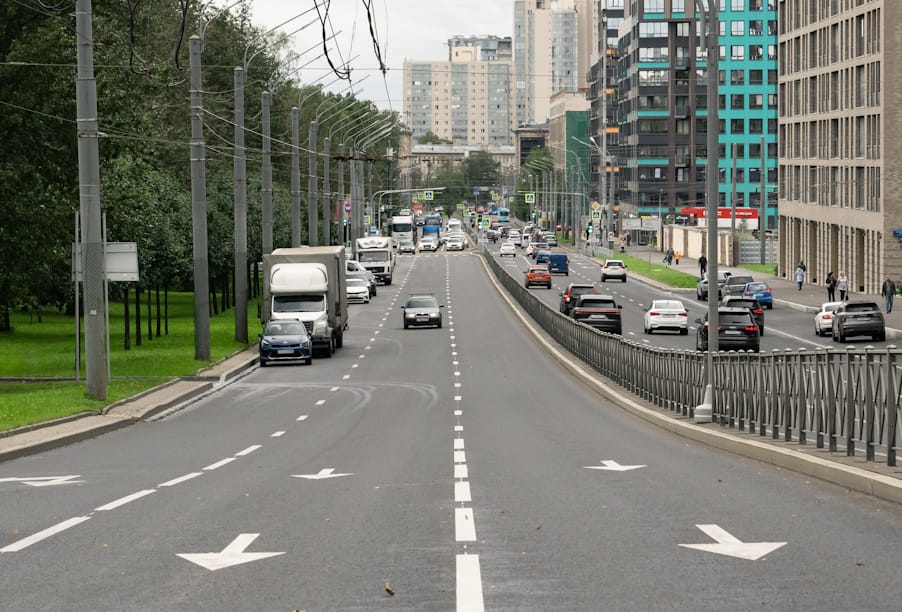 В Санкт-Петербурге обновили Светлановскую площадь и Светлановский проспект